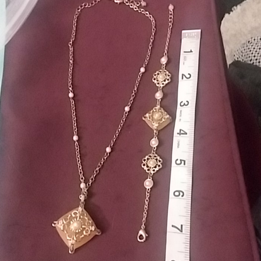 Necklace and bracelet set...feminine..pretty!!